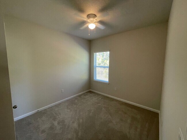 Building Photo - Beautiful 4 Bedroom 2 Bathroom home in Eagle Crest community