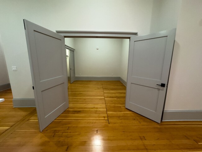 Building Photo - NEWLY RENOVATED DOWNTOWN SALEM ONE BEDROOM