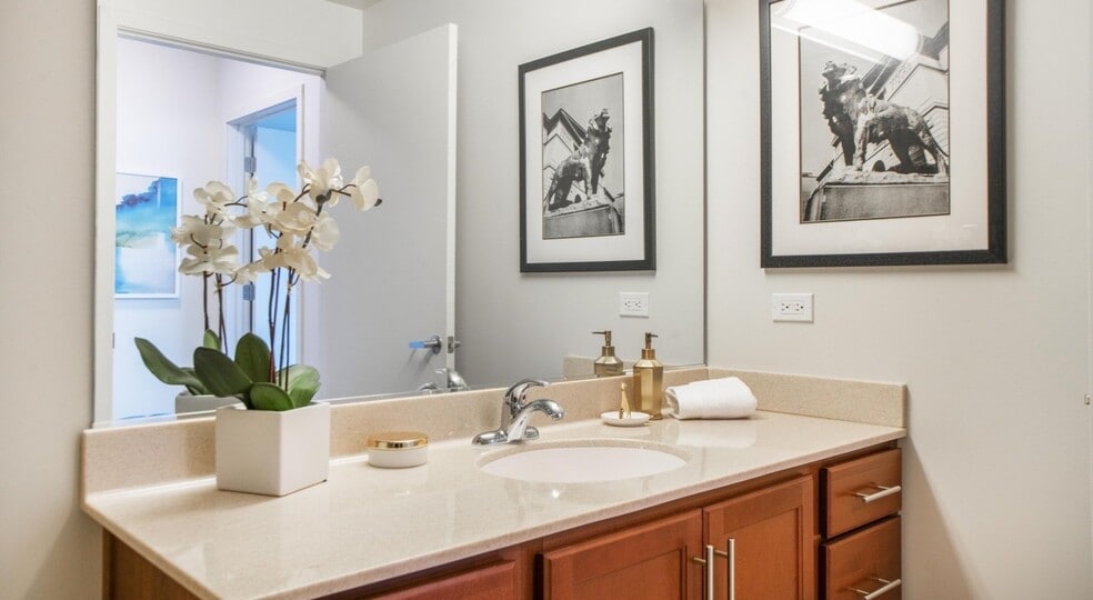 Building Photo - 659 W Kinzie St