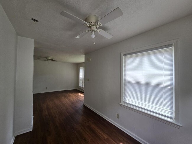 Building Photo - 2553 Greenvale Rd