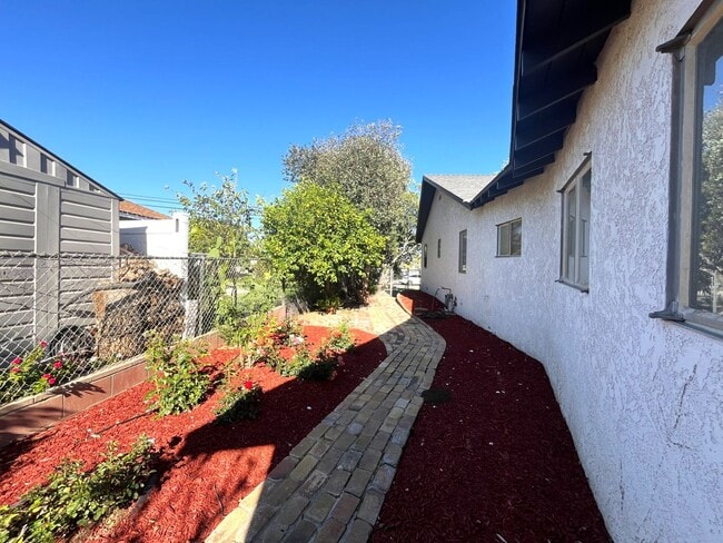 Building Photo - 3 bed, 2 bath located in Riverside!