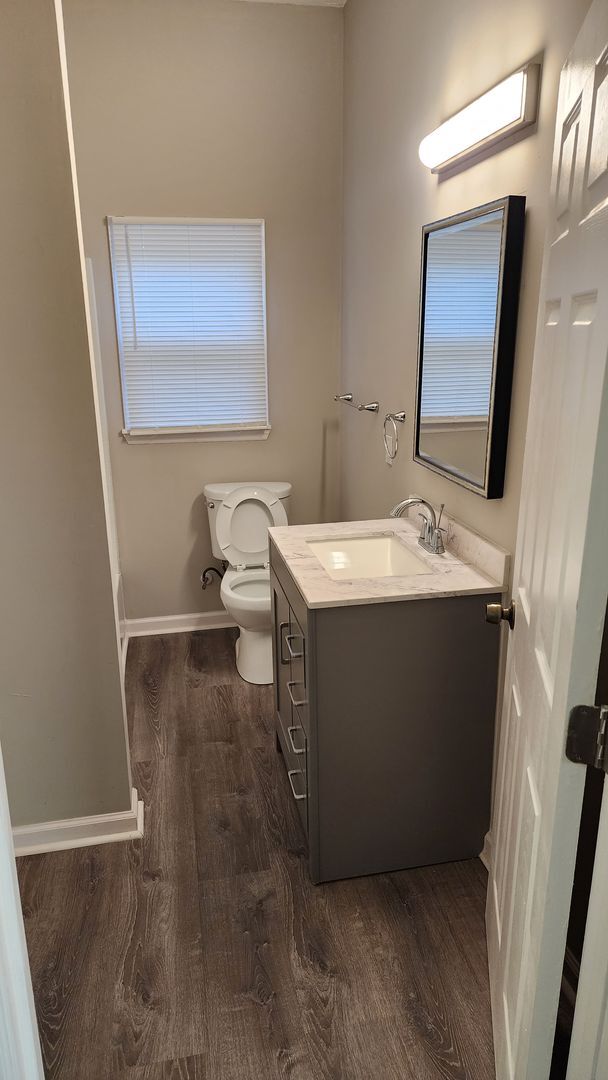 Building Photo - Cozy Home