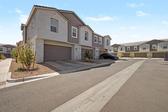 Building Photo - Live the Hawes Crossing Lifestyle – Pool, Pickleball & More! Internet included in the rent!