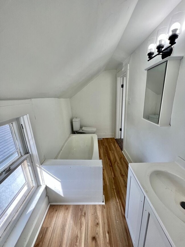 Building Photo - 4 Bedroom House in New Haven