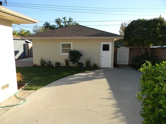 Building Photo - 1104 E Everett Pl