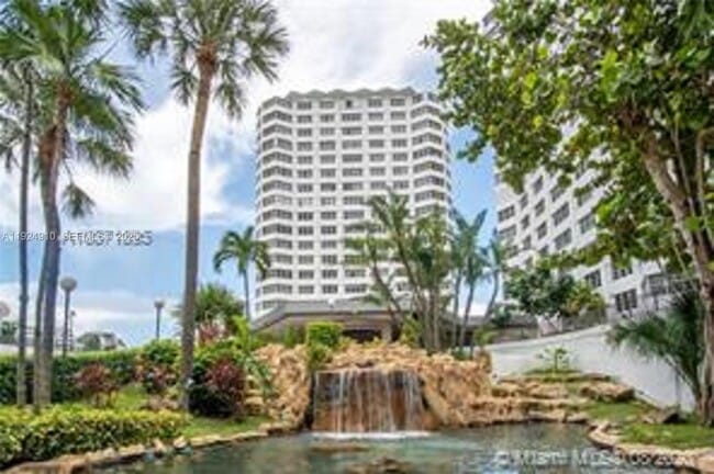 Building Photo - 905 Brickell Bay Dr