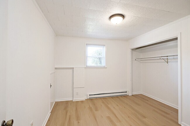 Building Photo - Move-in Ready, Pet-Friendly Northern Albemarle County Home