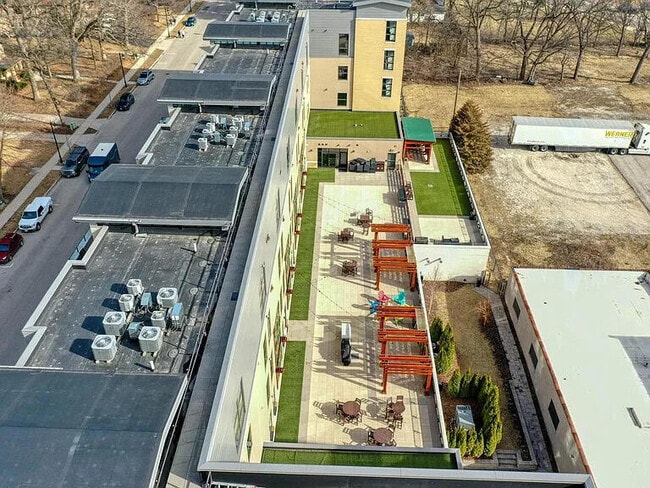 Building Photo - 215 E Pleasant St