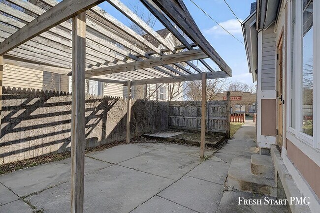 Building Photo - Spacious 5-Bed Home with 2.5 Baths