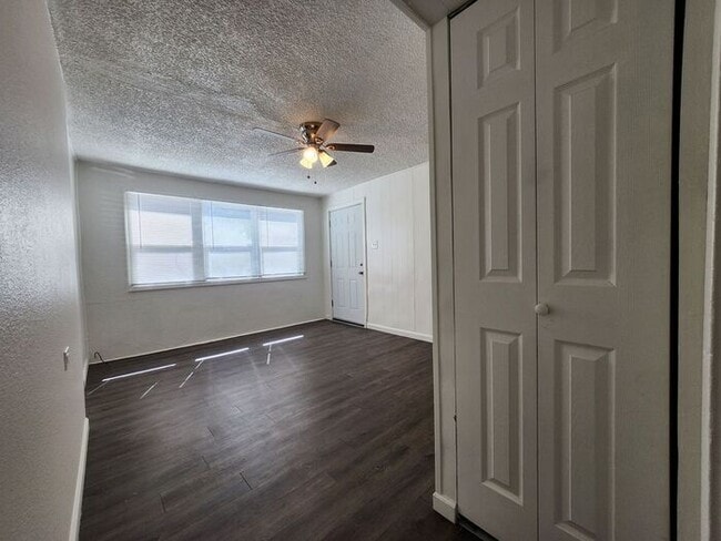 Building Photo - Cozy 2-Bedroom Home – Bright, Updated & Re...