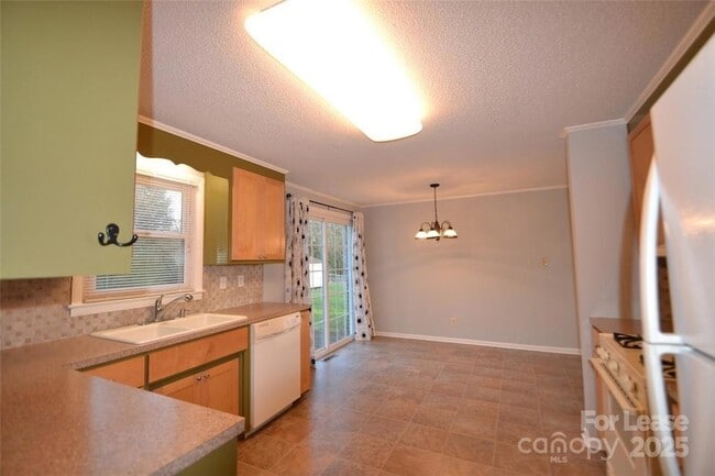 Building Photo - 2037 N Deal Ave