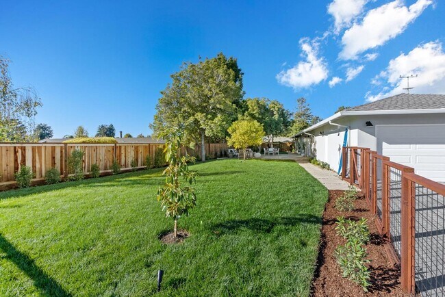 Building Photo - 880 Pinehurst Dr
