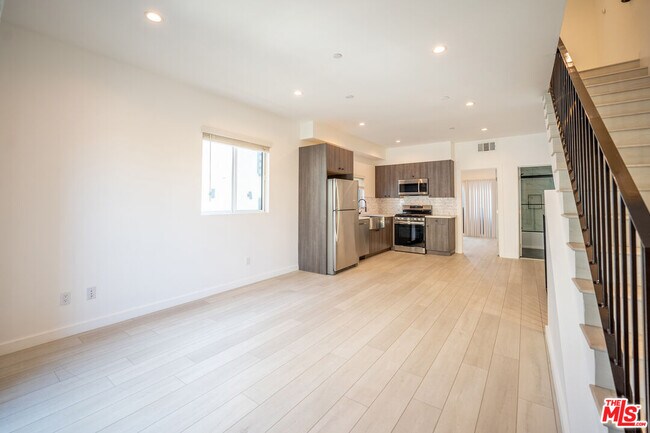 Building Photo - 246 N Dillon St