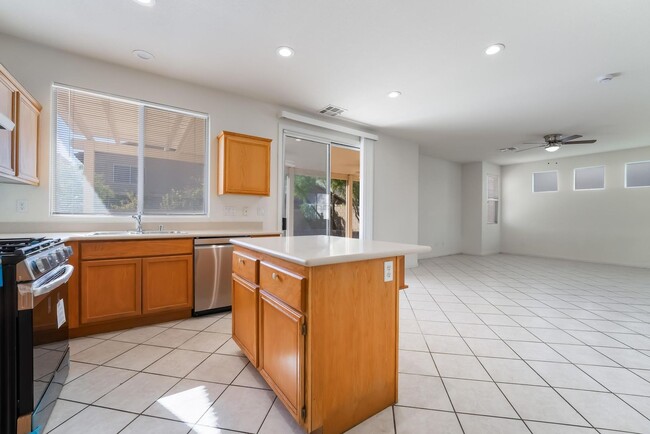 Building Photo - 3 bedroom, 2.5 bathroom, Summerlin Home, L...