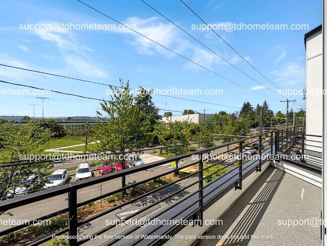 Building Photo - "Charming 3-Bed Townhouse Retreat on Beacon Ave with Spacious 1398 sq ft Layout!"