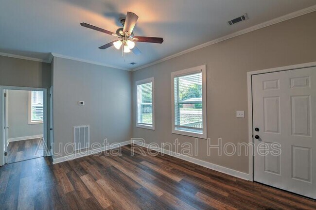 Building Photo - 206 N Hankinson St