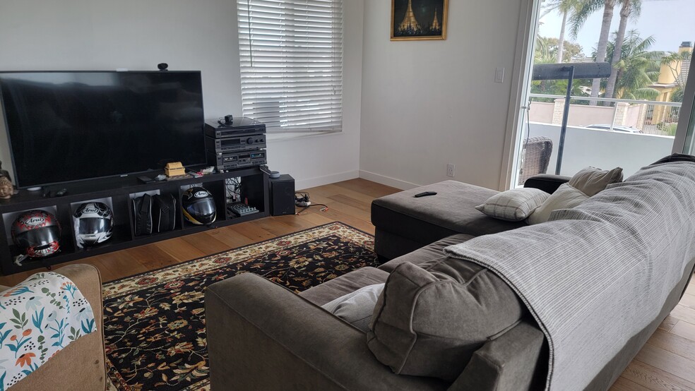 Living room - 1132 Gleneagles Ter