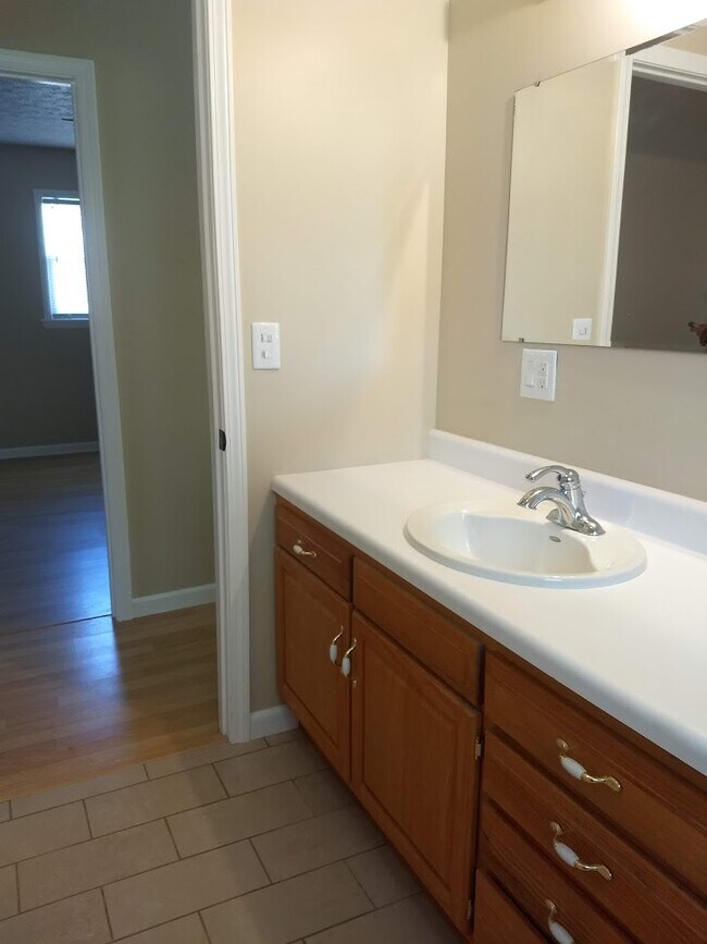 Building Photo - 137 Prentice St