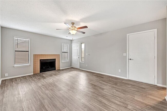 Building Photo - Updated 2 Bed 2 Bath Townhome located in East Fayetteville. Pool access included!