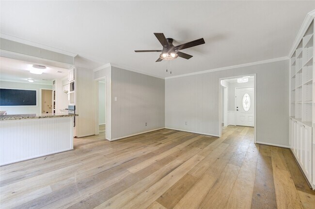 Building Photo - 5019 Oak Forest Dr