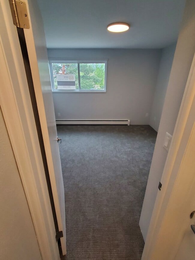 Building Photo - Recently Updated and Spacious 1B / 1B Available for June!