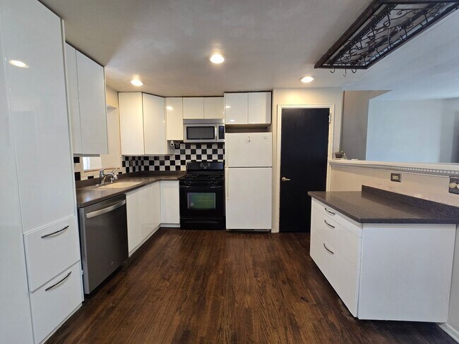 Building Photo - Beautiful 3 Bedroom Home - Garden City