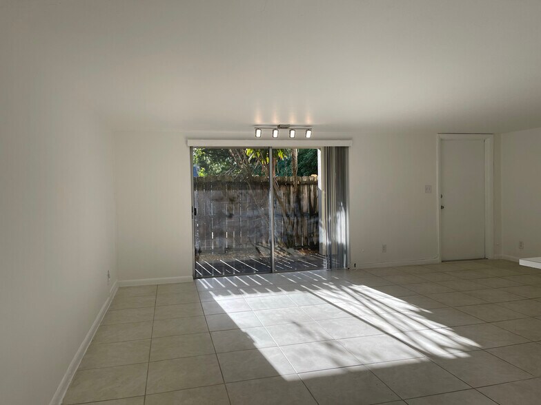 Living room view - 186 NW 4th Ave