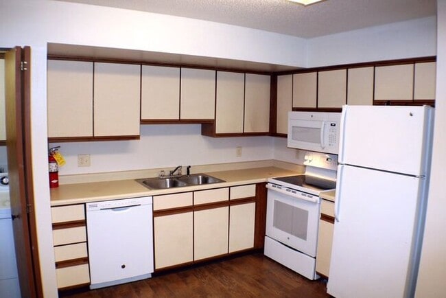 Building Photo - $1,095 | 2 Bedroom, 1 Bathroom 2nd Floor C...