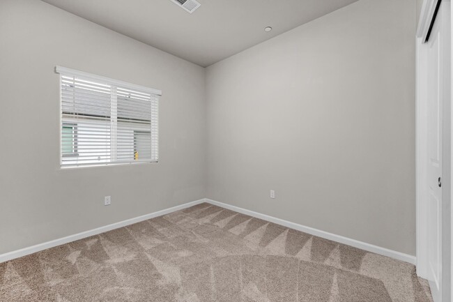Building Photo - Wood Ranch Duplex 519