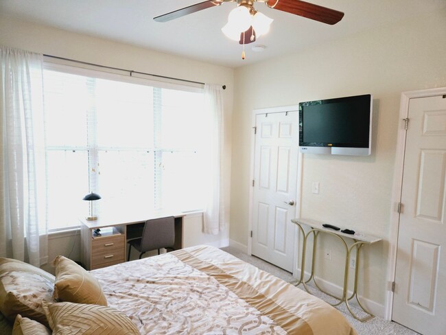 Building Photo - 2BR/2.5BA furnished townhome in a gated co...