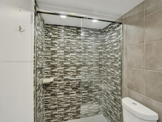 Building Photo - $2,900MONTHLY;11930 N BAYSHORE DR #601 NOR...