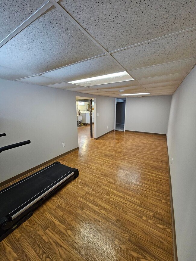 Building Photo - Beautiful Parma Heights 3 Bedroom