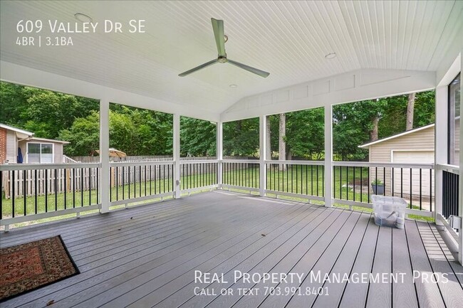 Building Photo - 609 Valley Dr SE