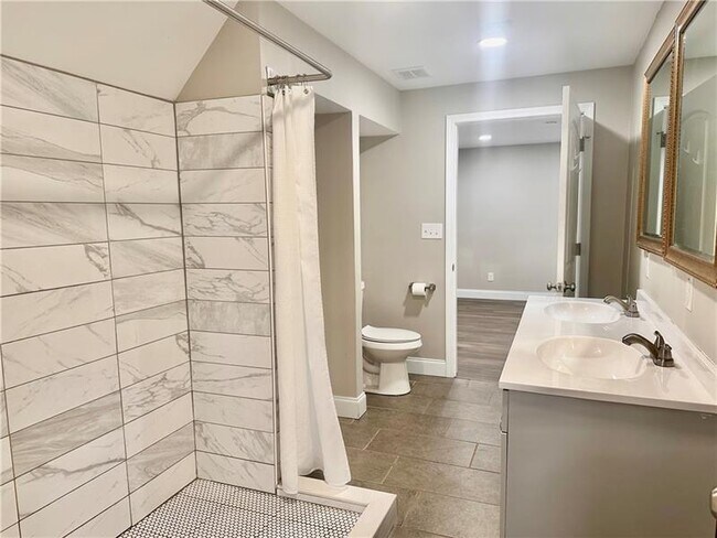 Building Photo - 2805 Pine Hill Dr