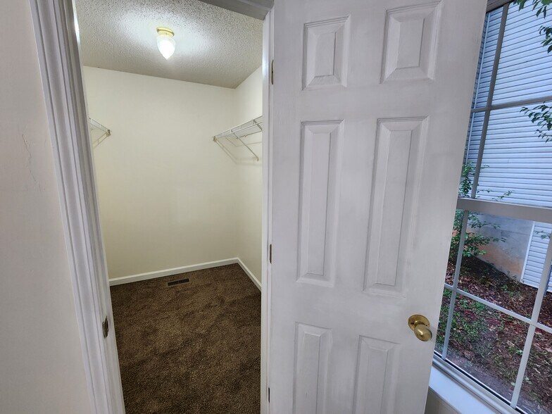 Building Photo - 1140 Towne Square Ln