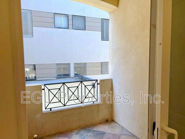 Building Photo - 16123 W Sunset Blvd