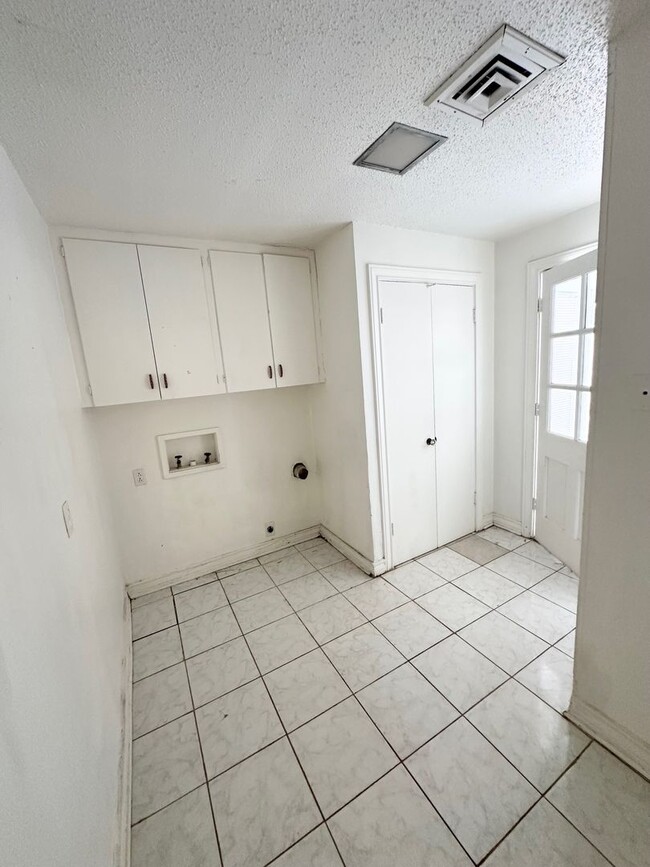 Building Photo - 3 Bed 2 Bath Located In The Heart Of Midland