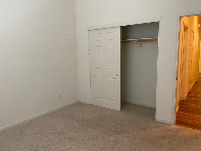 Building Photo - Huge 4 Bed 2 Bath + Den Golf Course Hom...