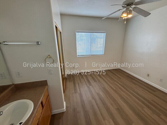 Building Photo - 1415 E Lester St