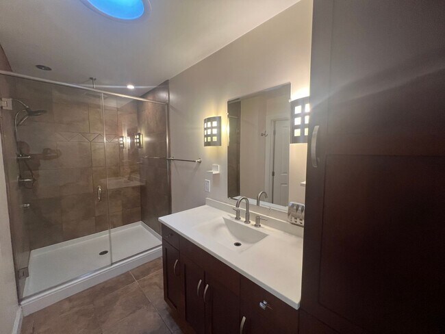 Building Photo - Beautiful 3 Bedroom/ 2.5 Bath with Integra...