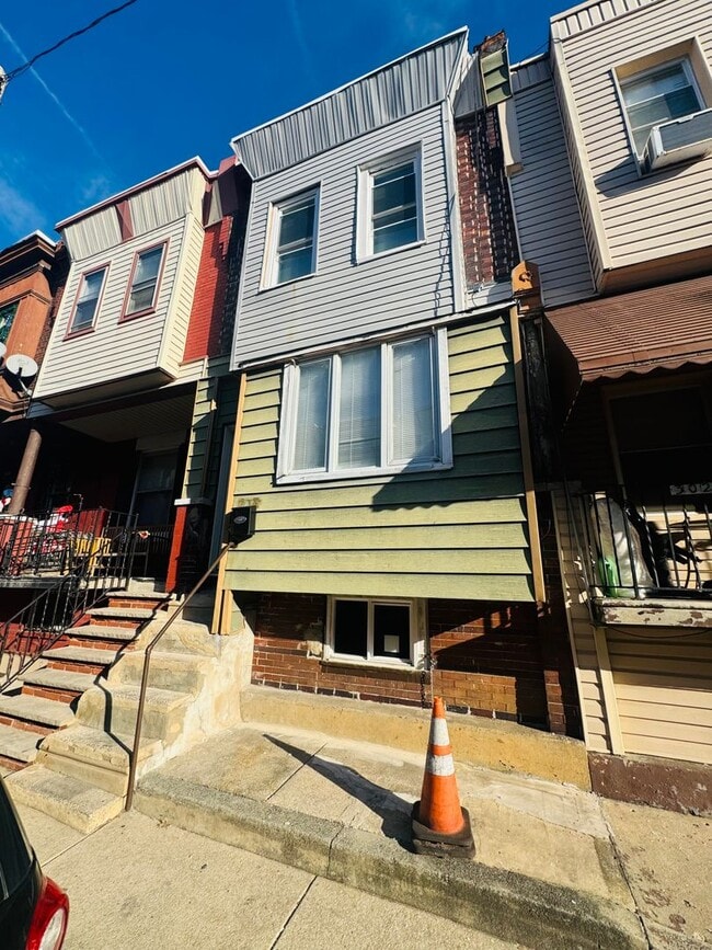 Building Photo - Refreshed 3bd/1bth House with Rear yard!! SECTION 8 ONLY!!