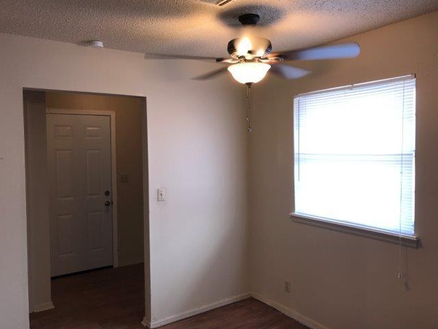 Building Photo - 2 bed one bath, spacious bedrooms, fenced ...