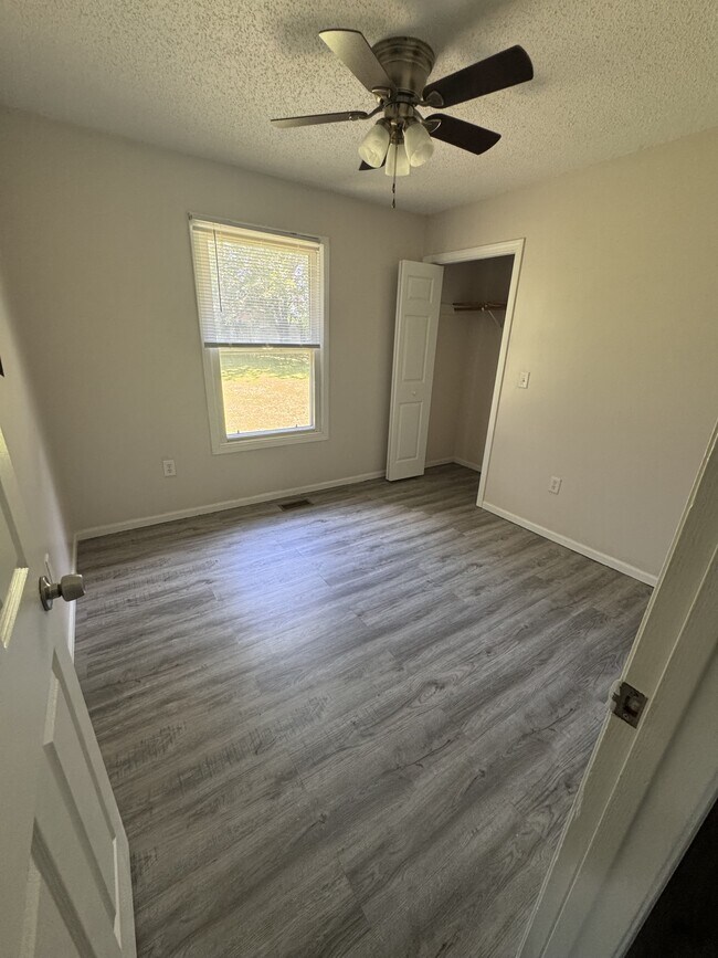 Building Photo - 515 Valley View Dr