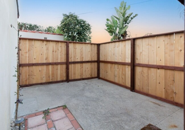 Building Photo - Freshly Updated Studio w/Patio in South Park! * All Utilities Included! *