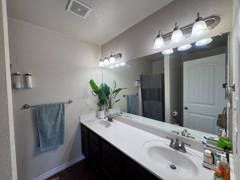 Building Photo - 1718 risen