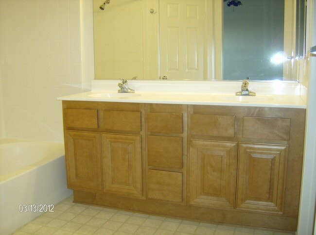 Building Photo - Spacious Three Bedroom Townhouse with Atta...