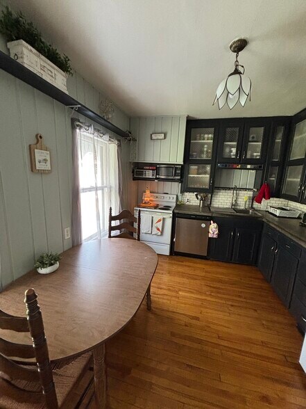 Kitchen - 1303 Wealthy St SE