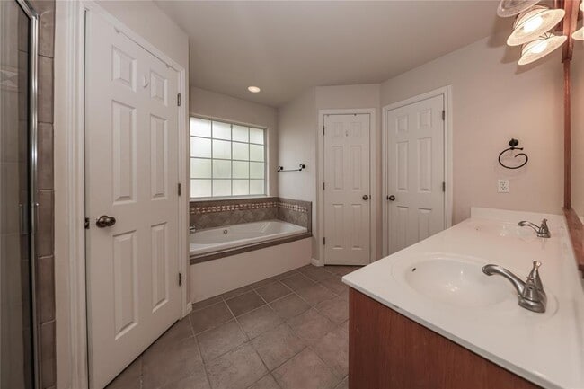 Building Photo - 8 Rosewood Cir