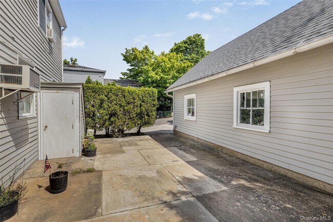 Building Photo - 174 Ashford Ave