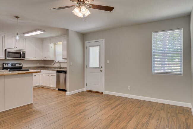 Building Photo - 247 Merion Ct
